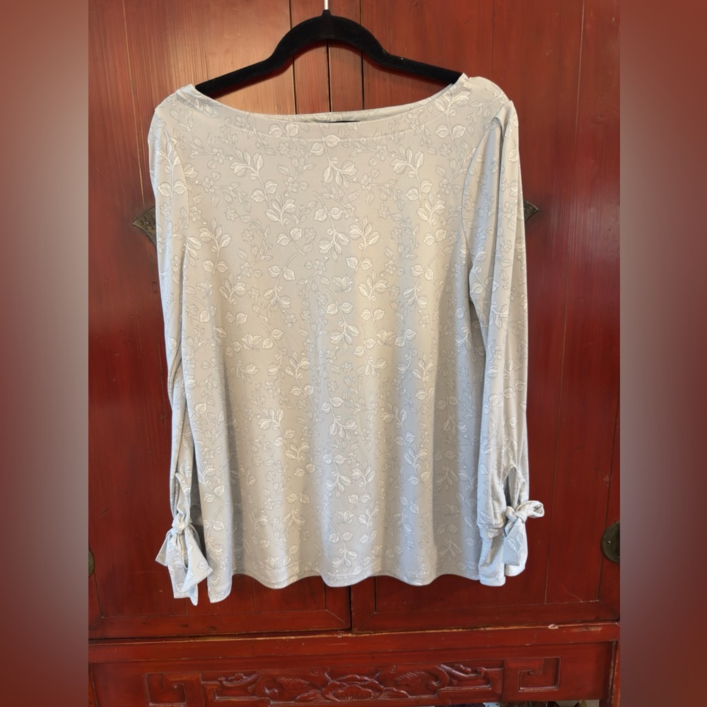 Banana Republic Blouse Light Grey + White Cute Wrist Ties Size Medium Like New